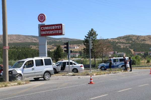 Sivas'ta trafik kazası: 4 yaralı 