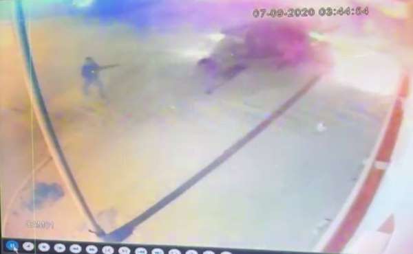 (Özel) 'Dur' ihtarına uymayarak kaçan şüpheliler kaza yapınca araçtan inip polis