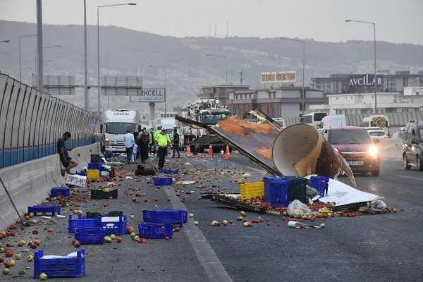 İzmir'de kamyonet kaza yaptı; kasasındaki sebze ve meyveler yola saçıldı 