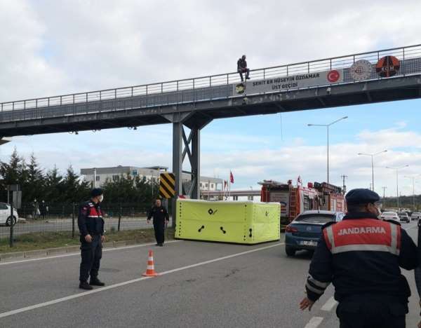 Üst geçitte intihara teşebbüs eden işitme engelli şahsı komutan ikna etti 