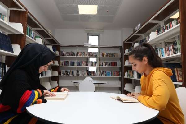 Belediye binasında 'Halk Kütüphanesi'