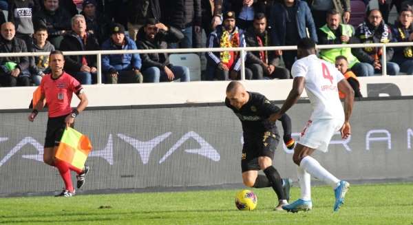 Süper Lig: Yeni Malatyaspor: 1 - DG Sivasspor: 2 (ilk yarı) 