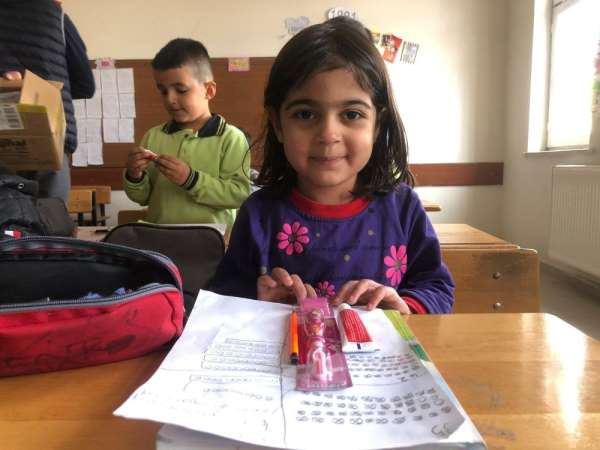 Üniversite öğrencilerinden ilköğretim öğrencilerine diş macunu ve fırça