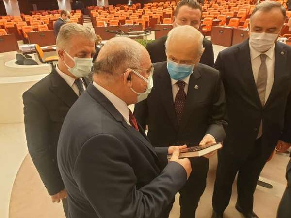 Milletvekili Karahocagil koronadan ölen amcasının kitabını MHP lideri Bahçeli'ye