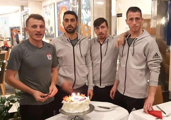 Sivassporlu futbolculara sürpriz doğum günü kutlaması 