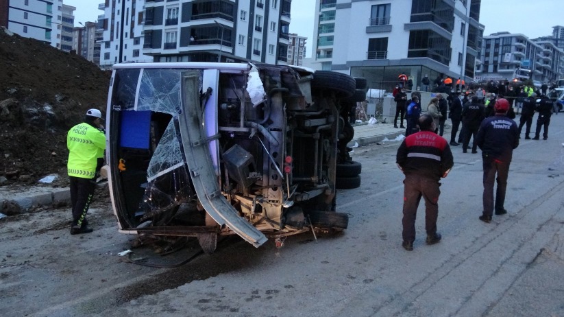 Atakum Belediyesi işçilerini taşıyan araç devrildi! Ölü ve yaralılar var