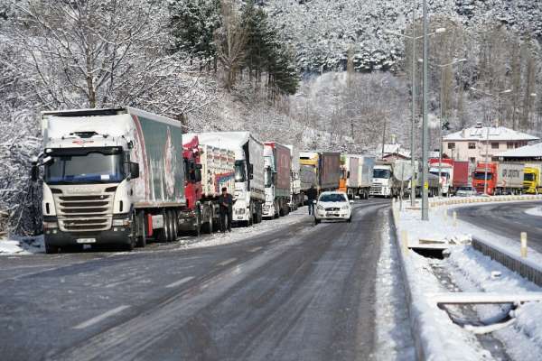 Tokat-Sivas kara yolunda buzlanma ulaşımda aksamalara yol açtı 