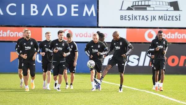 Beşiktaş'ta Cenk Tosun takımla çalıştı 