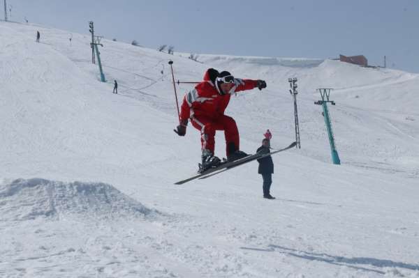 Bitlis'te hafta sonu vatandaşlar kayak merkezlerine akın etti 