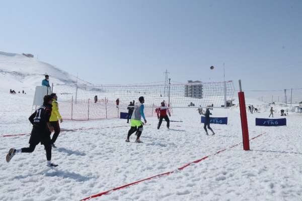 Bitlis'te ilk kez düzenlenen kar voleybolu büyük ilgi gördü 