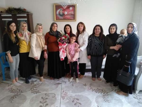Kadınlar şehit annelerinin Kadınlar Günü'nü kutladı