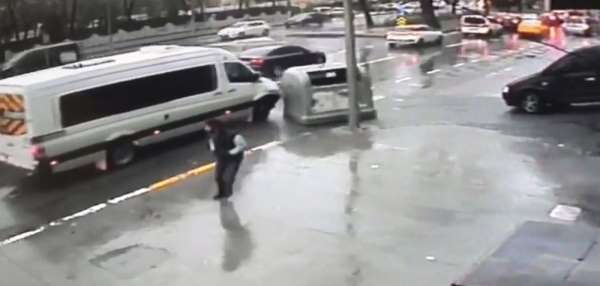 (Özel) İstanbul'da öğrenci servisiyle ilginç kaza kamerada