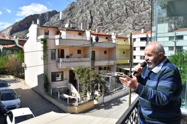 Amasya'da 'Minik Kuş' komşularına balkondan serenat yapıyor