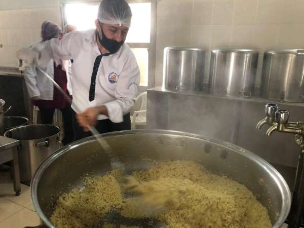 Kozan'da kazanlar vatandaş için kaynıyor