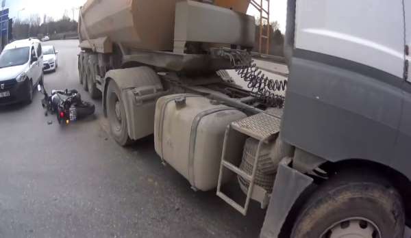 (Özel) İstanbul'da motosikletlilerin ölümden döndüğü kazalar kamerada