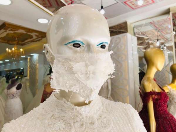 Mardin'de bir işletmeci gelinliklere uygun maske üretiyor 