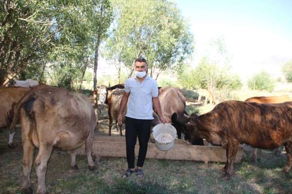 Varto'da genç çiftçi, kiraladığı ahır satılınca hayvanları ile birlikte dışarıda