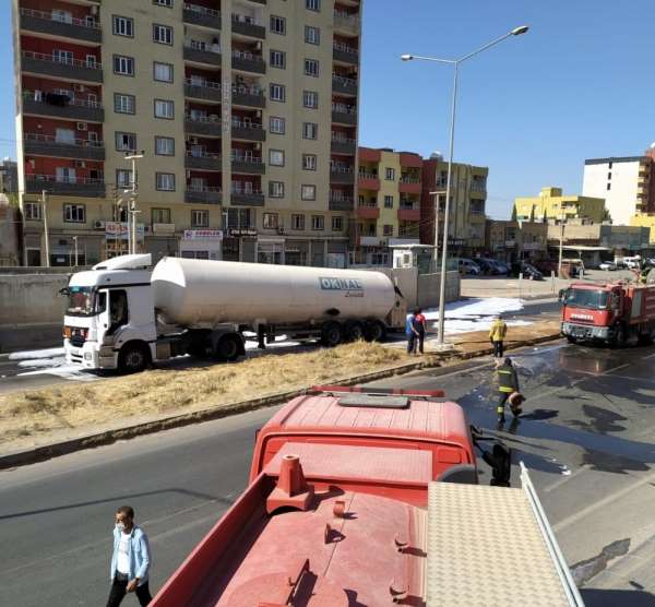 Kızıltepe'de kaza geçiren azot yüklü tanker korkuttu 
