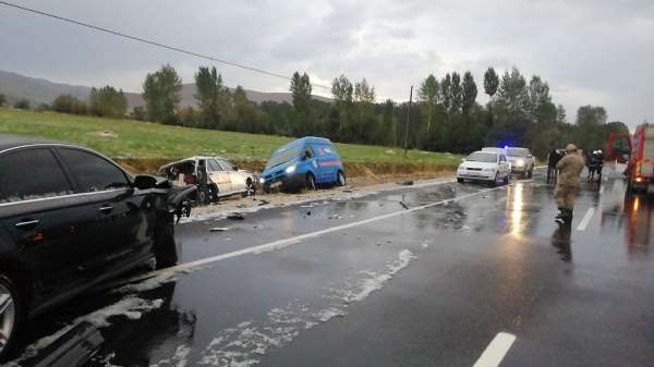 Van'da zincirleme trafik kazası; 3 yaralı 