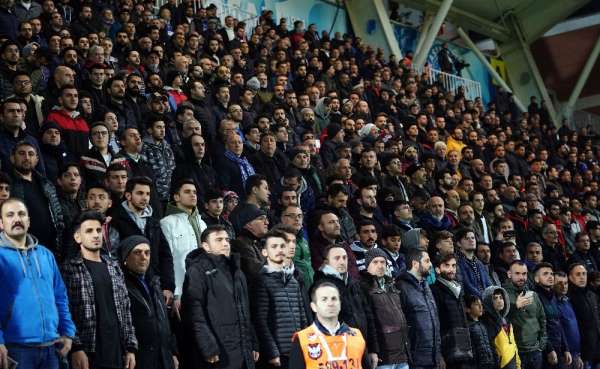 Kasımpaşa taraftarından 'Fikret Orman' göndermesi