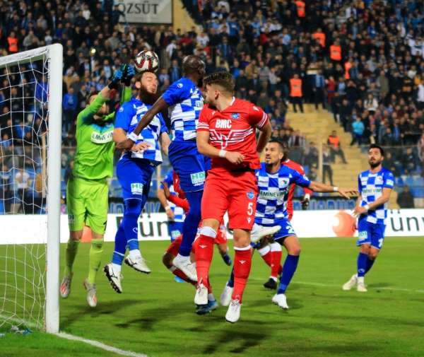 TFF 1. Lig: Adana Demirspor: 0 - BB Erzurumspor: 0 (İlk yarı sonucu) 