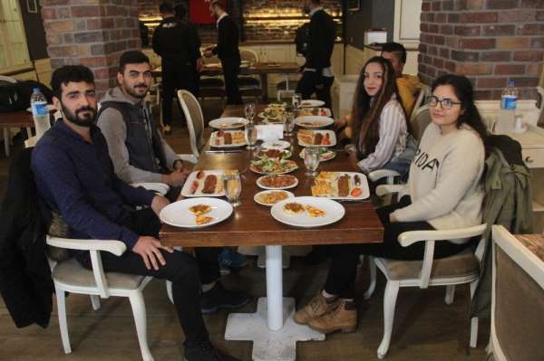 Üniversite öğrencilerine ücretsiz kebap