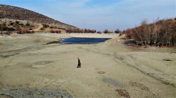 Kar eksik olmayan tepedeki gölet kurudu 