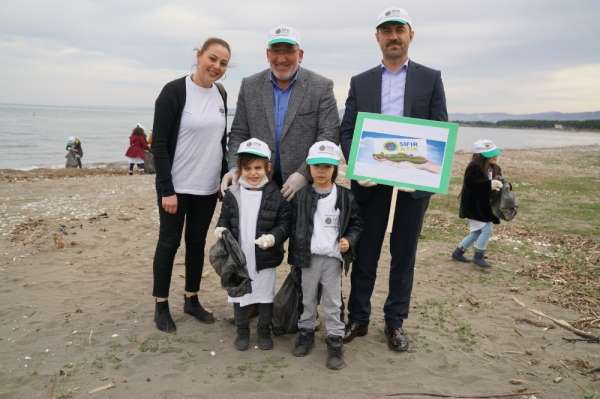 Başkan Kılıç, miniklerle sahilde çöp topladı