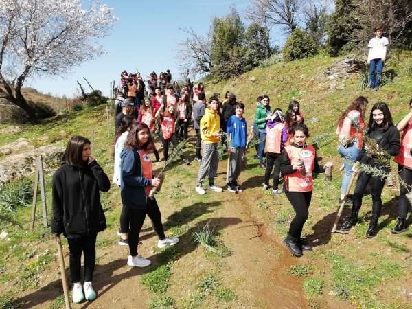 Doğa sevdalısı öğrenciler şehit ve gaziler için fidan dikti
