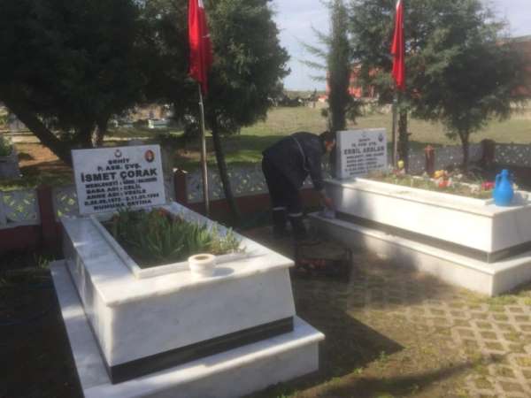 Susurluk'ta şehitlerin mezarları temizlendi