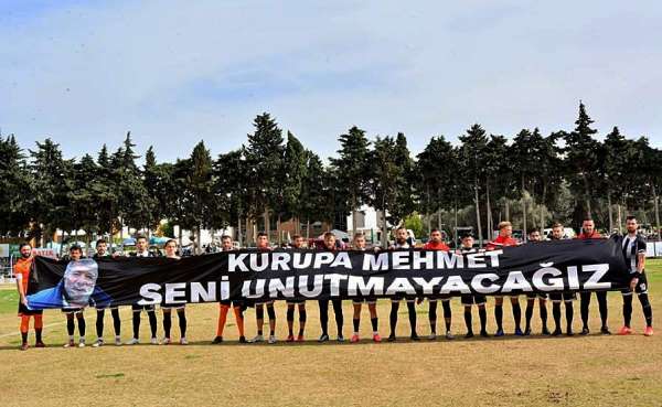 Toprağa verilen eski yönetici için futbolculardan anlamlı pankart 