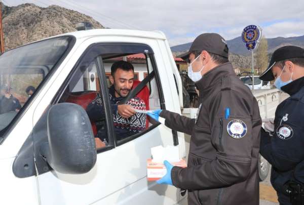 Amasya'da halka koruyucu maske dağıtıldı