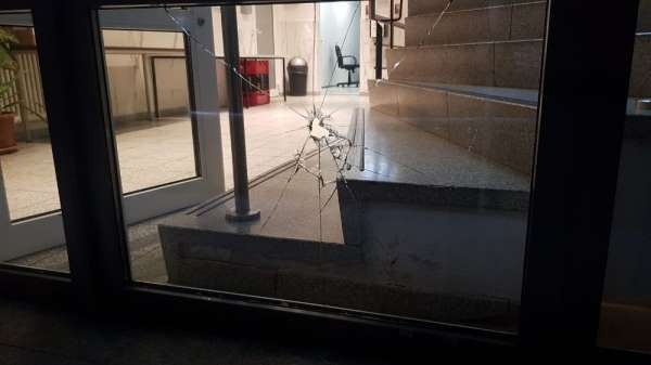 Almanya'da camiye taşlı saldırı