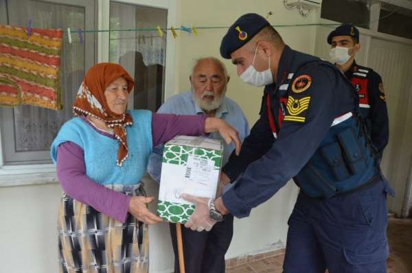 Jandarma ekipleri yine yaşlıların yüzünü güldürdü