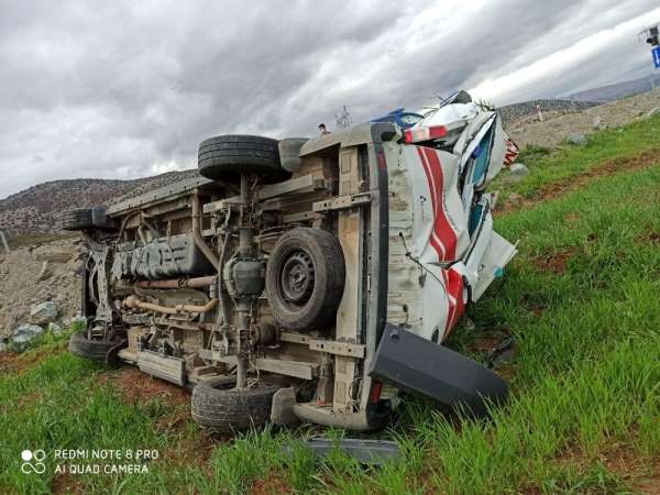 Kahramanmaraş'ta 112 sağlık ekibi kaza yaptı: 3 yaralı