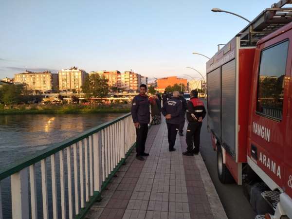 Köprüden Yeşilırmak'a atlayan genç kayboldu