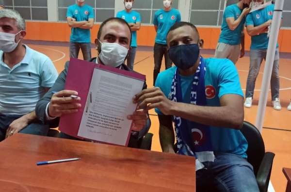 Adilcevaz TÜRŞAD Voleybol Takımı Brezilyalı voleybolcuyla sözleşme imzaladı 