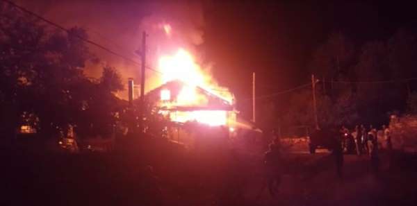 Amasya'da çıkan yangında 3 ev yandı 