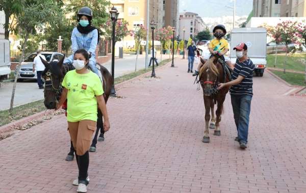 Çocuklar spor yaparak eğleniyor