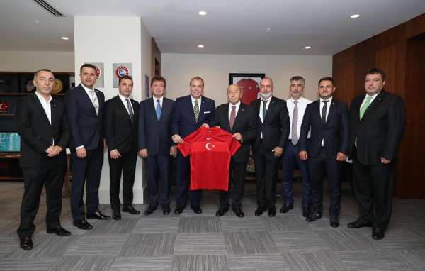 Bursaspor Başkanı Erkan Kamat, TFF Başkanı Nihat Özdemir'i ziyaret etti 