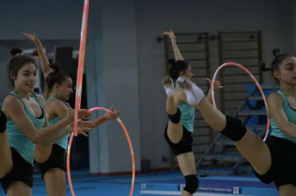 Ritmik Cimnastikçiler, olimpiyatlara giden ilk Türk takımı olmak istiyor 