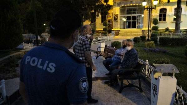 Sokağa çıkma kısıtlamasına uymayanları polis uyardı 