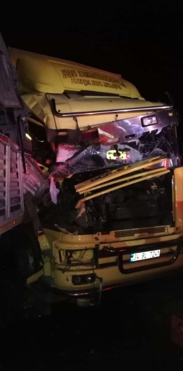 TEM'de 4 aracın karıştığı zincirleme kazada 2 kişi yaralandı 