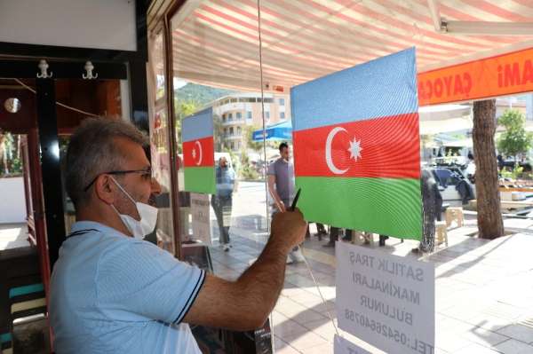 40 yıllık berberden Azerbaycan'a destek 
