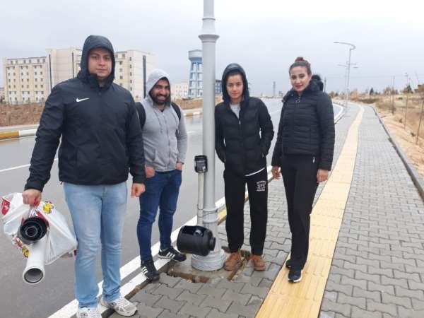 Üniversiteli öğrencilerden örnek davranış