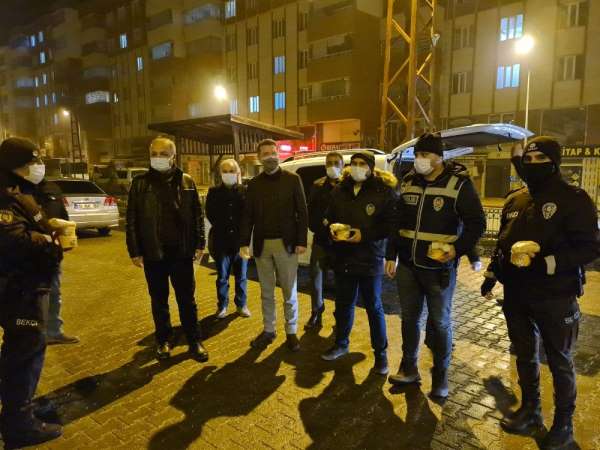 Amasya'da denetim yapan polislere AK Parti'lilerden çorba ikramı 