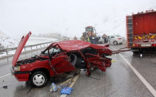Erzincan'da kar yağışı trafik kazalarını da beraberinde getirdi 