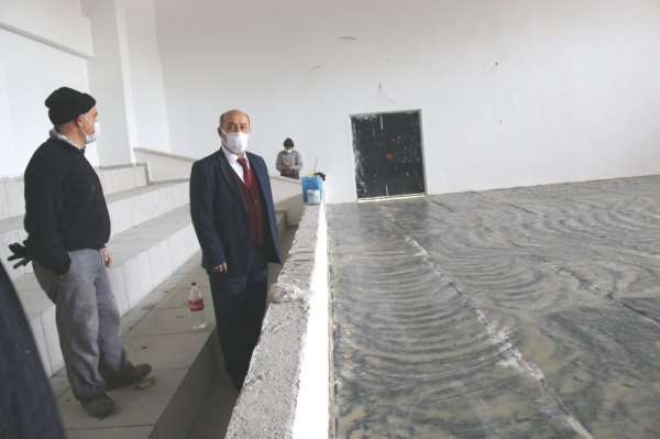 Müdür Başyiğit, Spor Salonu inşaatında incelemelerde bulundu 