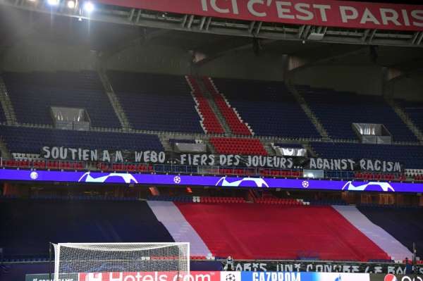 Parc des Princes'e ırkçılık karşıtı pankartlar asıldı