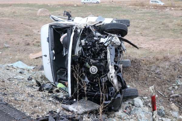 Aksaray’da servis minibüsü ile otomobilin çarpışması sonucu meydana gelen kazada